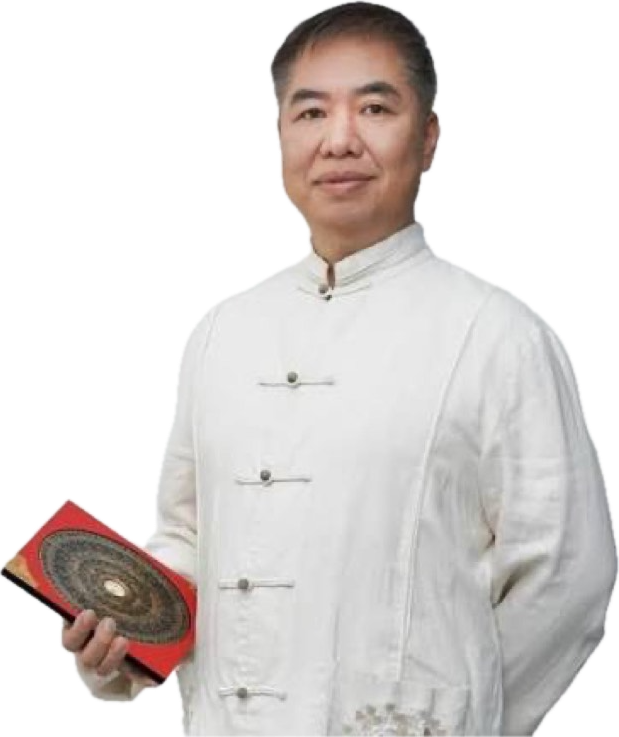 吳奇雲師傅手持羅盤